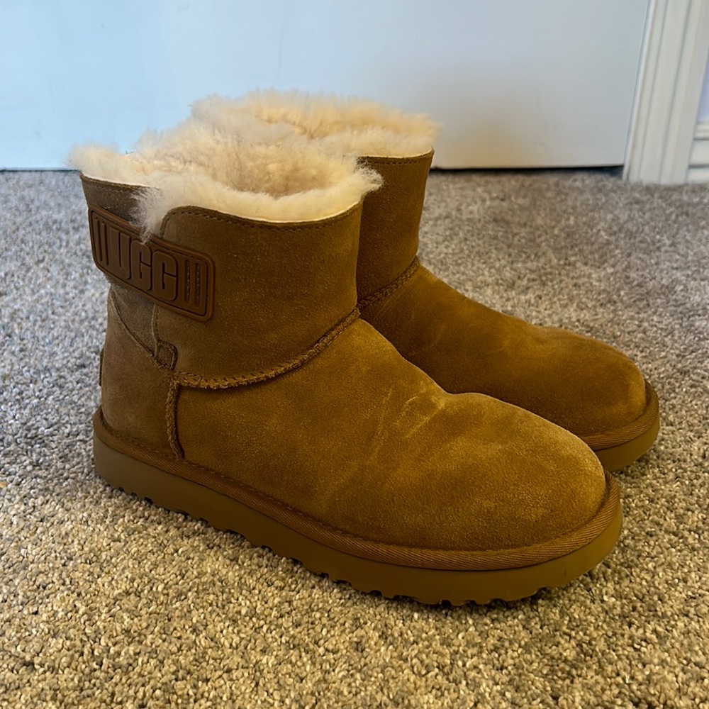 Chestnut Velcro Ugg boots size 6 women’s